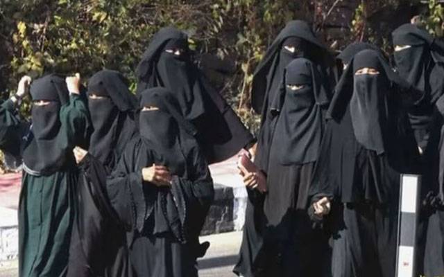 فرانس، تعلیمی اداروں میں عبایہ پر پابندی نافذ العمل  