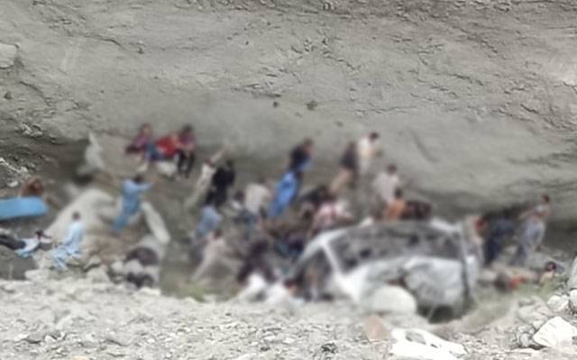 خوفناک حادثہ، منی بس گہری کھائی میں گرگئی، 3افراد جاں بحق