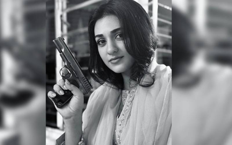 اداکارہ سارہ خان نے اسلحہ اٹھا لیا، تصویر سوشل میڈیا پر وائرل