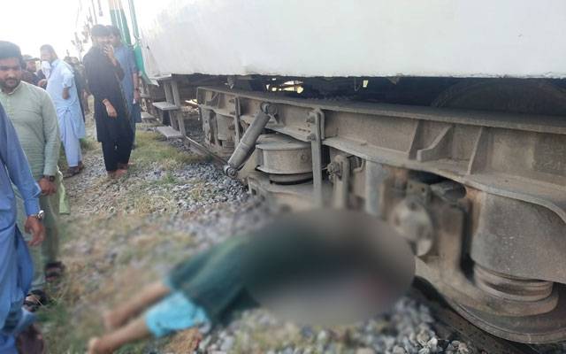 خوفناک حادثہ؛ موٹرسائیکل سوار دو نوجوان تیز رفتار ٹرین تلے کچلے گئے 