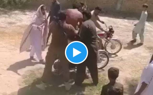 بیٹی کے سامنے باپ کو برہنہ کر نے، تشدد کا نشانہ بنانے اور گرفتار کرنے کی ویڈیو وائرل 