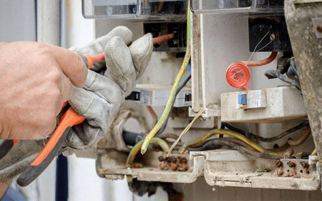 LESCO staff mall-handled and tortured by the consumers involved in electricity theft, City42