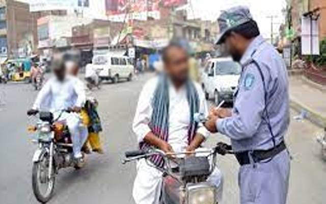 لائسنس طلب کر نےپرٹریفک وارڈنزاغوا