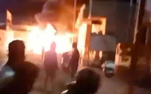 سوشل میڈیا پر متنازع پوسٹ کرنے پر 2 گروہوں کا جھگڑا، متعدد گھر نذر آتش کردیے گئے 