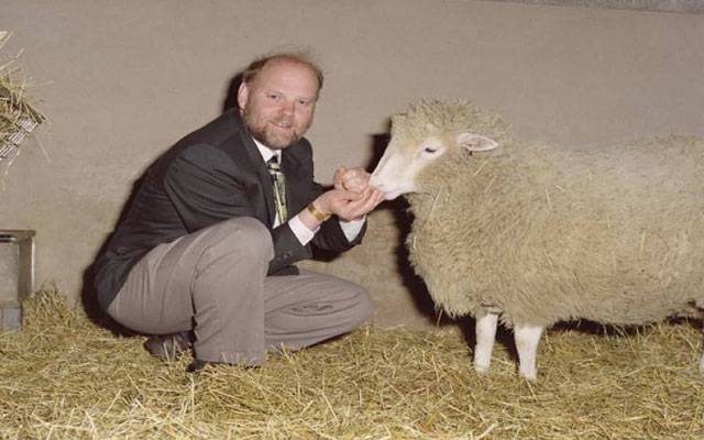 کلون بھیڑ ڈولی کے تخلیق کار سائنسدان ایان ولمٹ انتقال کرگئے 
