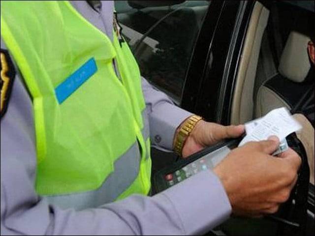 ٹریفک پولیس نے شہری کے چالان پر نام کی جگہ گالی لکھ دی