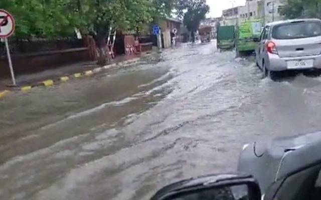  شہر میں تیز بارش، سڑکیں تالاب کا منظر پیش کرنے لگیں
