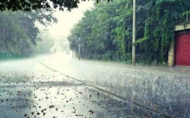 شہر میں موسلادھار بارش سے نشیبی علاقے اور سڑکیں ڈوب گئیں