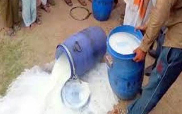 پنجاب فوڈ اتھارٹی کی کارروائی، 1500 لٹر مضر صحت دودھ تلف  