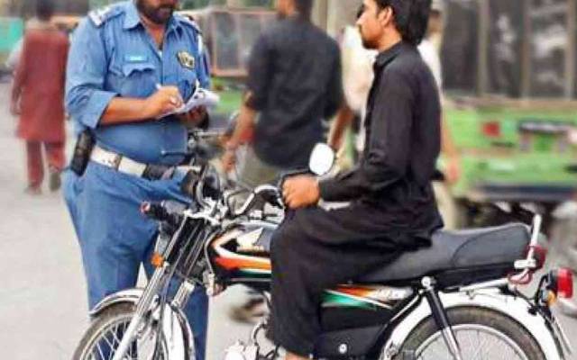 بغیر ہیلمٹ موٹرسائیکل چلانے والوں کیخلاف کر یک ڈاؤن جا ری