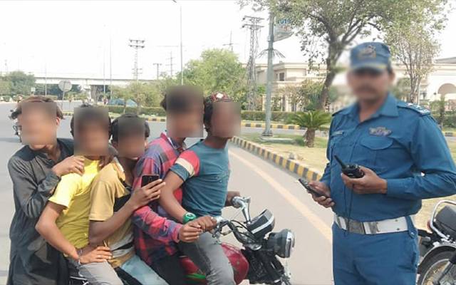 بغیر ہیلمٹ اور کم عمر ڈرائیورز کےخلاف کریک ڈاؤن جاری