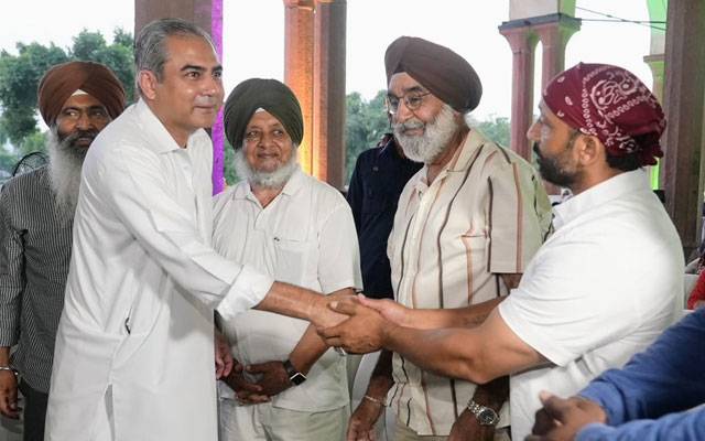 Mohsin Naqvi meets Sikh yatris from England, City42