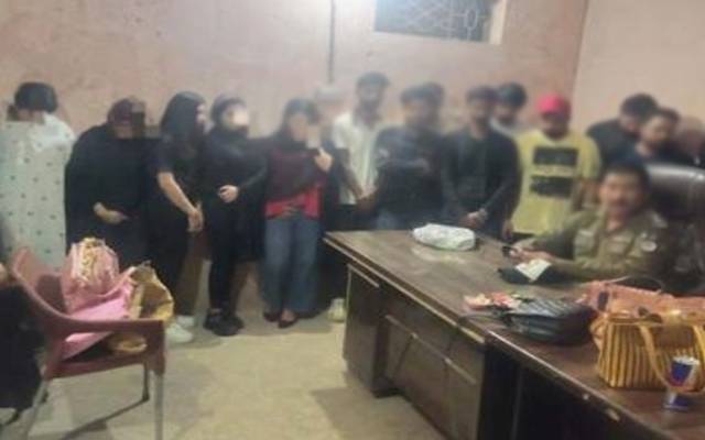 پولیس ٹیم کا قحبہ خانے پر چھاپہ، 20 ملزمان گرفتار 