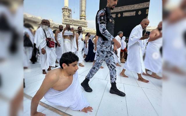 ٹانگوں سے محروم غانم المفتاح نے ہاتھوں سے چلتے ہوئے عمرے کی سعادت حاصل کرلی