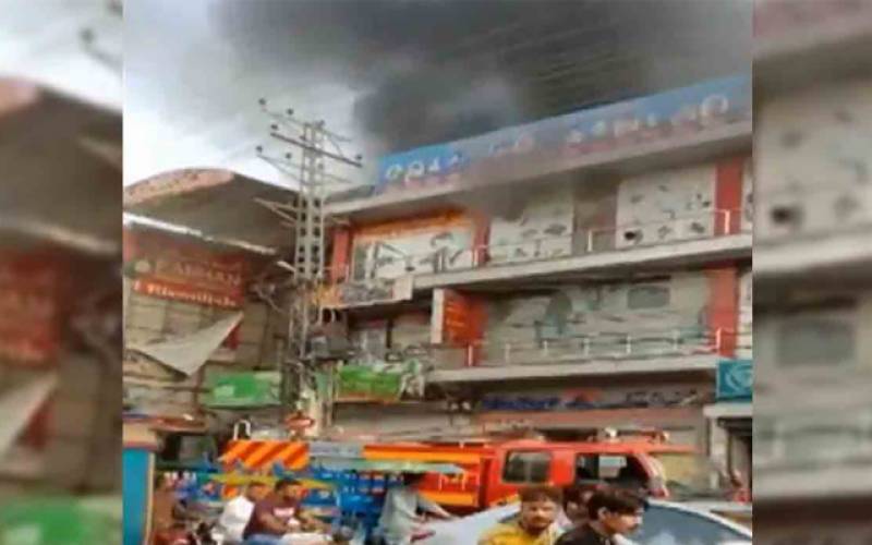شاہ عالم مارکیٹ میں آتشزدگی سےلاکھوں روپے مالیت کا سامان جل کر خاکستر