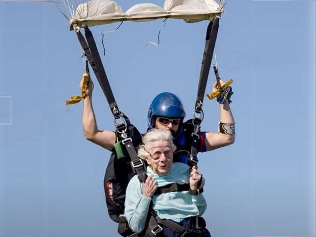 104 سالہ خاتون اسکائی ڈائیور بن گئیں