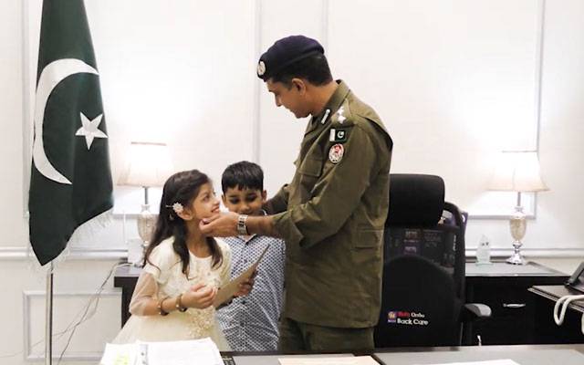 شہدائے لاہور پولیس کے بچوں میں تعلیمی وظائف کے چیک تقسیم 