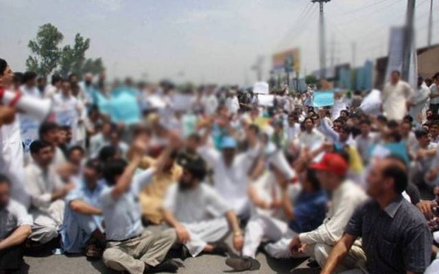 محکمہ تعلیم کے ٹیچنگ اور نان ٹیچنگ سٹاف کا سول سیکرٹریٹ چوک پر دھرنا