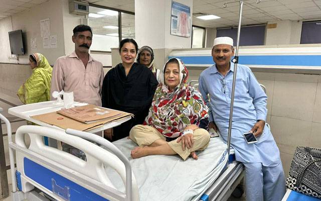 اداکارہ میرا کی والدہ شفقت زاہرہ علالت کے باعث جنرل ہسپتال زیرعلاج