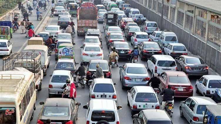 کاروں اور موٹرسائیکلوں میں ٹریکر لگانے کا فیصلہ