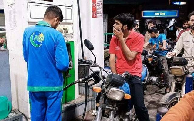 ڈالر اور پٹرول سمگلرز کیخلاف کارروائی پٹرولیم مصنوعات کی قیمت میں کمی کا سبب بنی