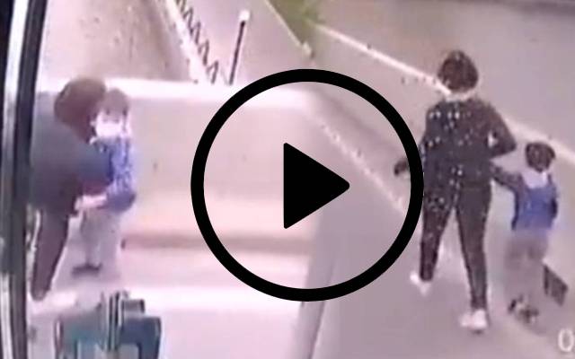 خاتون کی بچے سمیت نہر میں چھلانگ لگا کر خودکشی کی کوشش ، دل دہلا دینے والی ویڈیو وائرل