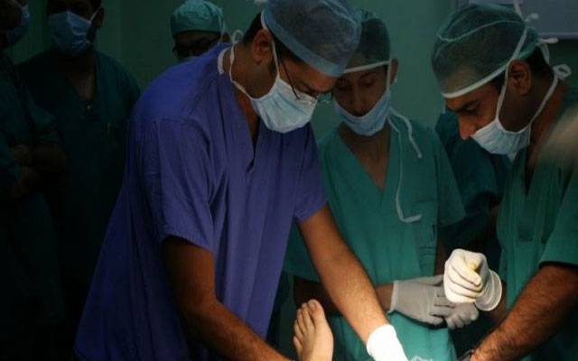  غزہ میں بے ہوش یا سُن کیے بغیر آپریشن کے دوران بچہ قرآن پاک کی تلاوت کرتا رہا