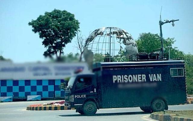 اڈیالہ جیل منتقلی کے دوران ملزم قیدی وین کی جالی توڑ کر فرار
