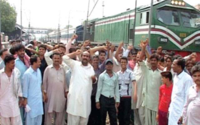  ریلوے ملازمین کا احتجاج ، کراچی سے لاہور آنیوالی ٹرین مین لائن پر روک لی