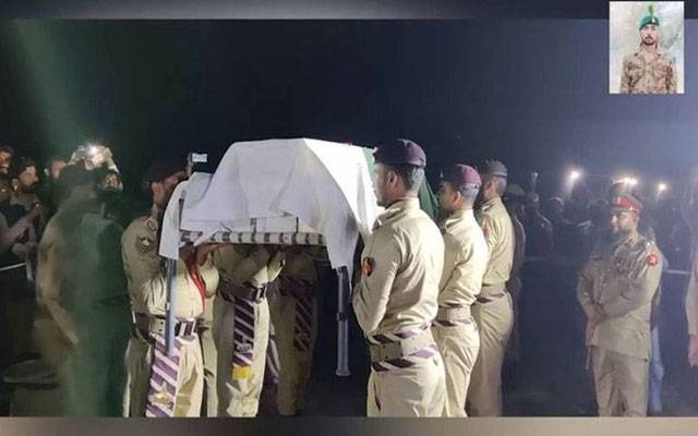 آواران میں دہشتگردوں کے ساتھ فائرنگ کے تبادلے میں شہید ہونیوالے پاک فوج کے جوان سپردِ خاک