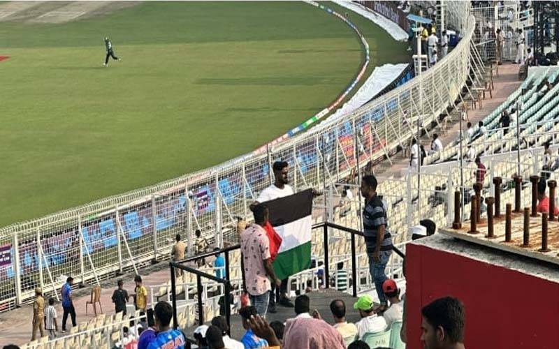 پاکستان اور بنگلادیش کے میچ کے دوران سٹیڈیم میں فلسطین کا جھنڈا لہرا دیا گیا