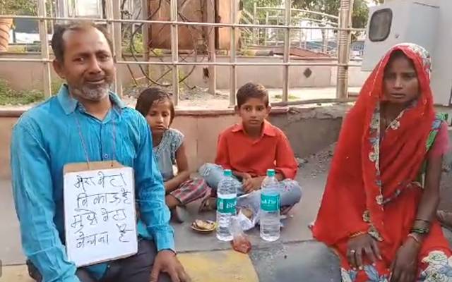  قرض سے تنگ لاچار باپ بیٹا فروخت کرنے پر مجبور ہوگیا