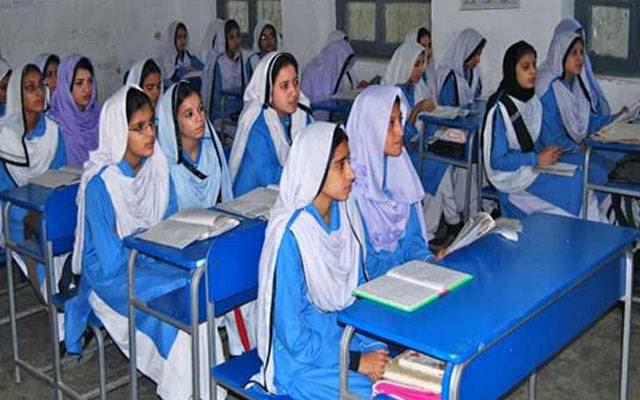 سکولوں میں اساتذہ و بچوں نے ماسک پہننے کی پابندی ہوا میں اُڑا دی
