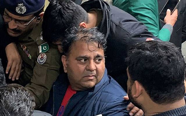 سابق وفاقی وزیر فواد چودھری پر 12 بوری کھاد چوری کرنے کا مقدمہ درج