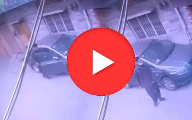  گھر کے باہر کھڑی گاڑی چوری کی واردات، ویڈیو سامنے آگئی