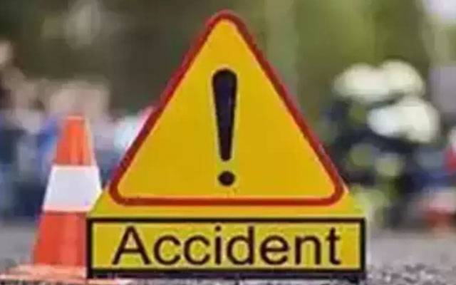 رائیونڈ روڈ کے قریب  مسافر وین کی 22 ویلر ٹرالر سے ٹکر،ایک شخص جاں بحق،چار زخمی