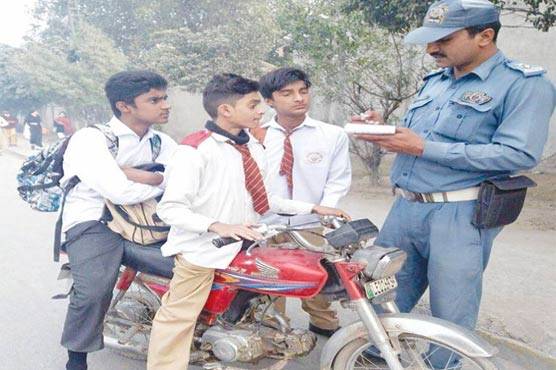 پنجاب میں کم عمر ڈرائیورز کے خلاف کریک ڈاؤن کا حکم