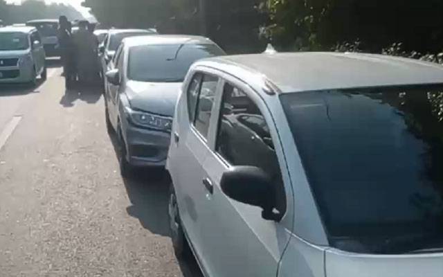 کیمپس کے قریب کینال روڑ پر چار گاڑیاں آپس میں ٹکرا گئیں
