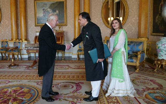 برطانیہ میں پاکستان کے ہائی کمشنر نے بادشاہ چارلس سوم کو اپنی سفارتی اسناد پیش کردیں