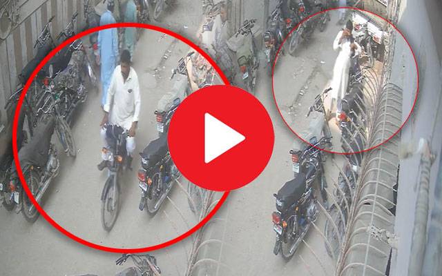  نماز جمعہ کے دوران مسجد کے باہر سے موٹر سائیکل چوری، سی سی ٹی وی فوٹیج سامنے آگئی