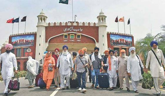 بھارت سے سکھ یاتری براستہ واہگہ بارڈر لاہور پہنچ گئے