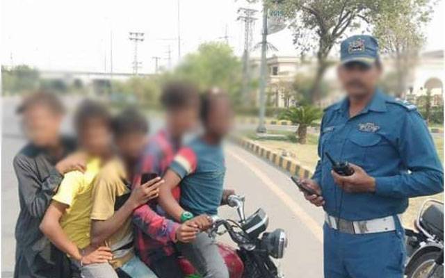 کم عمر اور بغیر لائسنس ڈرائیورز کیخلاف کریک ڈاؤن، 6 ہزار 245 مقدمات درج 