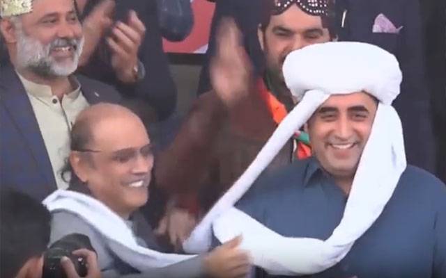  آصف زرداری نے اپنی پگڑی بلاول بھٹو کو پہنا دی