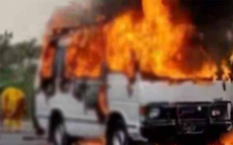  بچوں کو سکول لیکر جانے والی وین میں آگ بھڑک اٹھی