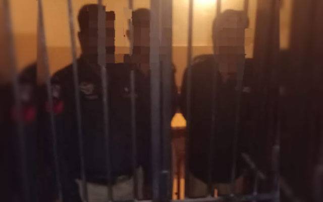  کراچی؛ پولیس اہلکاروں کو شہری سے رشوت لینا مہنگا پڑ گیا