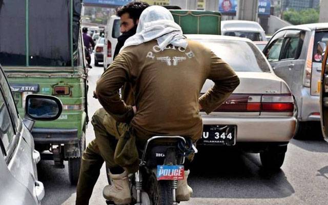 بغیر لائسنس موٹر سائیکل، گاڑی چلانیوالے پولیس اہلکار بھی ٹریفک پولیس کے نشانے پر 