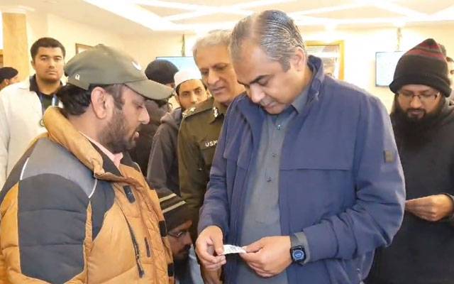 وزیراعلیٰ پنجاب کا لبرٹی پولیس خدمت مرکز کا دورہ، شہریوں کی شکایات پر اہم احکامات جاری کردیے