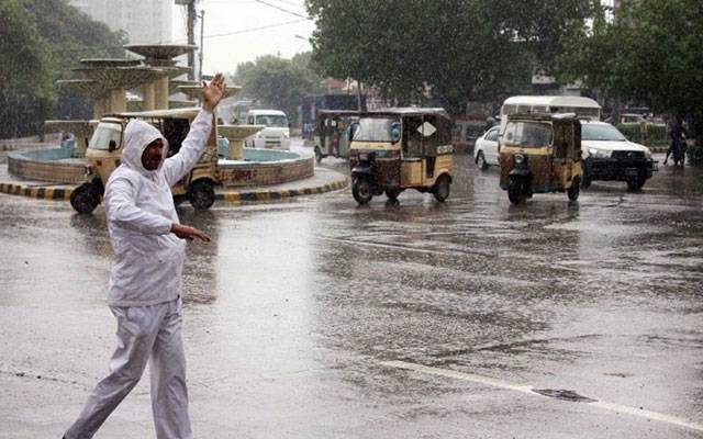 لاہور میں بارش، موسم خوشگوار، محکمہ موسمیات نے بھی نوید سنادی 