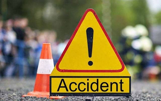 ٹاؤن شپ : تیز رفتار کار کی رکشہ کو ٹکر، خواتین سمیت 5 افراد شدید زخمی