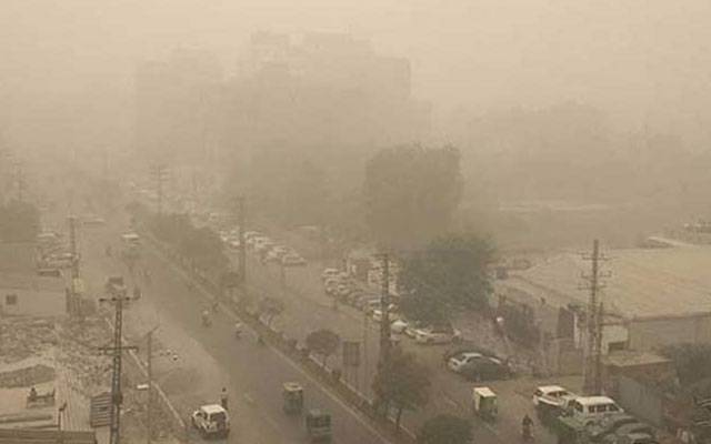 شہر میں شدید دھند، موٹرویز بند، لاہور آلودہ ترین شہروں میں پھر سرفہرست آ گیا